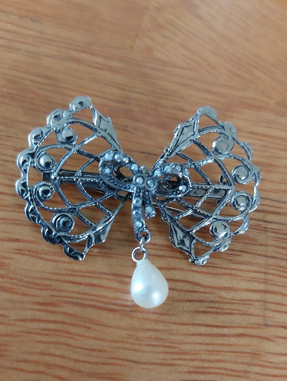 Vintage Faux Pearl Silvertone Bow Brooch